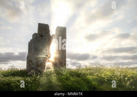 Chiesa Bawsey rovina con luce solare etherreal proveniente attraverso l'antico edificio. Paesaggio e cloudscape in una posizione rurale in Inghilterra Foto Stock