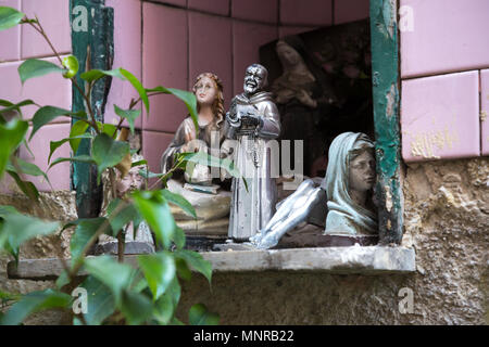 Figurina religiosa e delle sue parti a sedersi su un lato della strada di Palermo, in Sicilia. Foto Stock