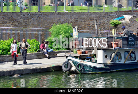 Parola sull'acqua bookshop su una chiatta, Regents Canal, Kings Cross, London, England, Regno Unito. Foto Stock