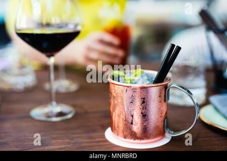 Close up di russo mule cocktail serviti in un bar o ristorante Foto Stock