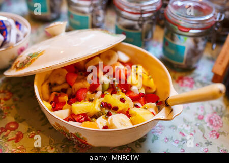 Close up di insalata fresca fatta di frutti tropicali e frutti di bosco Foto Stock