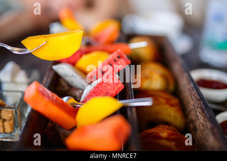 Vista superiore della deliziosa frutta organica serviti per colazione sulla tavola in legno rustico. Foto Stock
