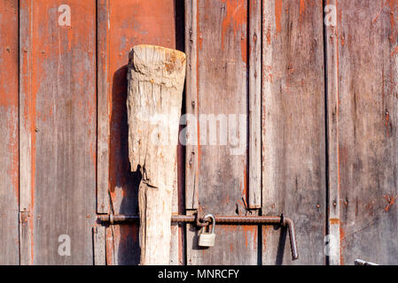 Vintage porta lungo Calle Crisologo, Vigan, Ilocos Sur, Filippine. Foto Stock