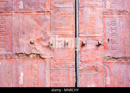 Vintage porta lungo Calle Crisologo, Vigan, Ilocos Sur, Filippine. Foto Stock