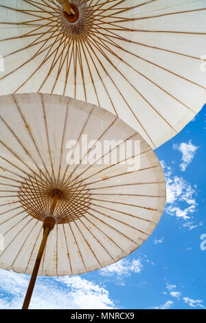 In prossimità della spiaggia umprellas Foto Stock
