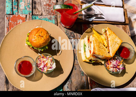 Delizioso pesce fresco sandwich, hamburger e insalata verde per il pranzo Foto Stock
