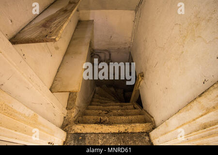 Scale di legno per scary seminterrato buio Foto Stock