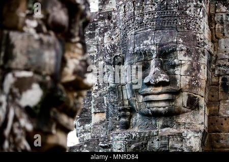 Facce di antico tempio Bayon popolare attrazione turistica in Angkor Thom, Siem Reap, Cambogia. Foto Stock