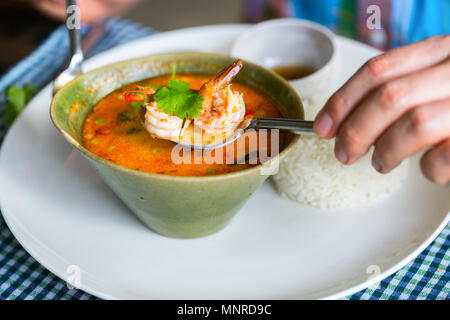 Deliziosa Asian Tom Yum Zuppa servita per pranzo in ristorante Foto Stock