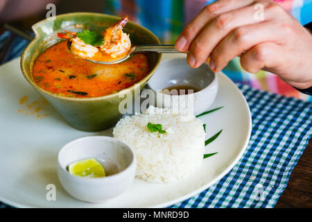 Deliziosa Asian Tom Yum Zuppa servita per pranzo in ristorante Foto Stock