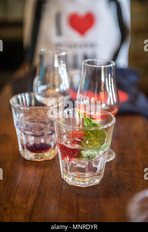 Varie gin-basato cocktail e campioni di vino sul tavolo durante la degustazione presso il ristorante, Cape Town, Sud Africa Foto Stock