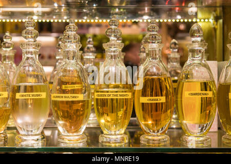 Belle bottiglie di vetro di profumo seduto su un ripiano in Istanbul Bazar delle Spezie in Turchia. Foto Stock