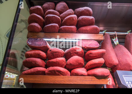 I ripiani sono impilati con tagli di prosciutto sul display per la vendita a Istanbul Bazar delle Spezie in Turchia Foto Stock