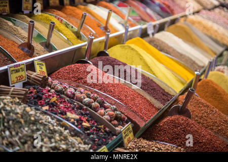 Servire da te style scomparti pieno di una colorata gamma di spezie e tè sfuso sul display per la vendita a Istanbul Bazar delle Spezie in Turchia Foto Stock