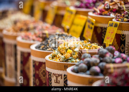 Una fila di ceste di legno tenere coloratissimi fiori di tè a Istanbul Bazar delle Spezie in Turchia Foto Stock