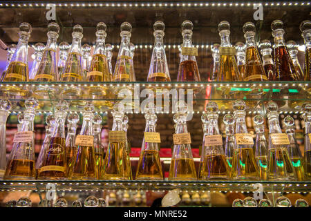 Ripiani di vetro contenenti bottiglie di profumo tutti in fila a Istanbul Bazar delle Spezie in Turchia. Foto Stock
