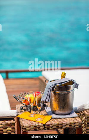 Due bicchieri di champagne e frutta serviti per le occasioni speciali o per la celebrazione Foto Stock