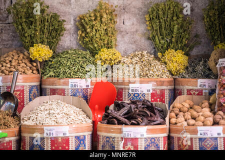 Cestini multicolore trattenere una schiera di spezie e prodotti secchi fuori sul display per la vendita a Istanbul Bazar delle Spezie in Turchia Foto Stock