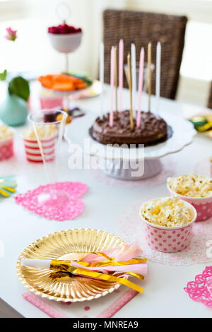 Torta, caramelle, marshmallows, popcorn, frutta e altri dolci sulla tavola da dessert a kids festa di compleanno Foto Stock