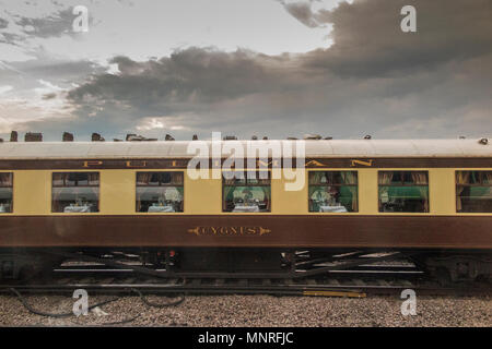 Pullman carrozze trainato da una locomotiva a vapore nel centro di Londra Foto Stock