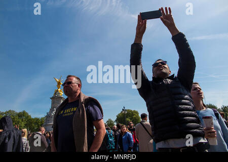 Una folla di persone con telefoni prendere selfies e delle foto di un evento a Palazzo di Buckingham Foto Stock