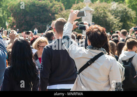 Una folla di persone con telefoni prendere selfies e delle foto di un evento a Palazzo di Buckingham Foto Stock