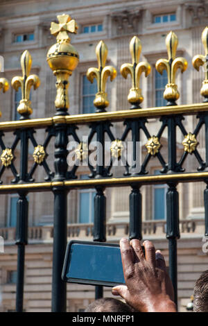 Una folla di persone con telefoni prendere selfies e delle foto di un evento a Palazzo di Buckingham Foto Stock