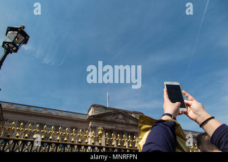 Una folla di persone con telefoni prendere selfies e delle foto di un evento a Palazzo di Buckingham Foto Stock