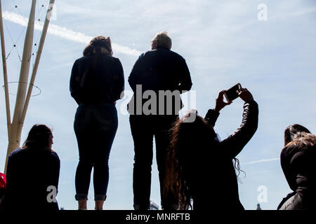 Una folla di persone con telefoni prendere selfies e delle foto di un evento a Palazzo di Buckingham Foto Stock