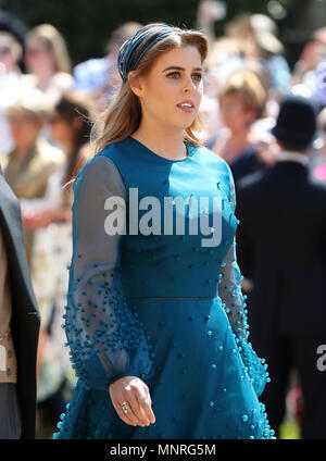 La principessa Beatrice arriva in corrispondenza alla cappella di San Giorgio al Castello di Windsor per il matrimonio di Meghan Markle e il principe Harry. Foto Stock