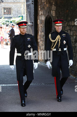 Il principe Harry (sinistra) cammina con il suo uomo migliore, il Duca di Cambridge, come egli arriva a alla cappella di San Giorgio al Castello di Windsor per le sue nozze a Meghan Markle. Foto Stock