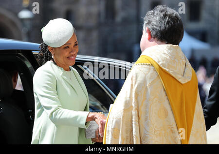 Doria Ragland arriva in corrispondenza alla cappella di San Giorgio al Castello di Windsor per il matrimonio di Meghan Markle e il principe Harry. Foto Stock