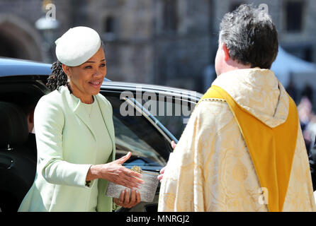 Doria Ragland arriva in corrispondenza alla cappella di San Giorgio al Castello di Windsor per il matrimonio di Meghan Markle e il principe Harry. Foto Stock