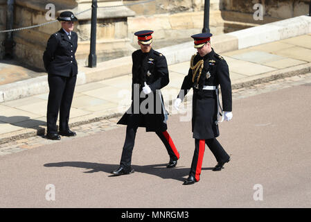 Il principe Harry (sinistra) cammina con il suo uomo migliore, il Duca di Cambridge, alla Cappella di San Giorgio al Castello di Windsor per le sue nozze Melissa Markle. Foto Stock