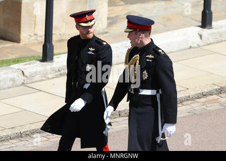 Il principe Harry (sinistra) cammina con il suo uomo migliore, il Duca di Cambridge, alla Cappella di San Giorgio al Castello di Windsor per le sue nozze Melissa Markle. Foto Stock
