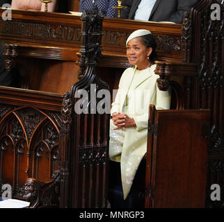 Doria Ragland prende il suo sedile in alla cappella di San Giorgio al Castello di Windsor in vista del matrimonio della figlia Meghan Markle al principe Harry. Foto Stock