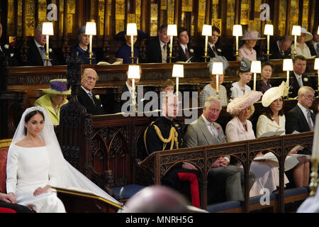 Meghan Markle in alla cappella di San Giorgio, il Castello di Windsor e per il suo matrimonio con il principe Harry guardato da (fila centrale da sinistra) Queen Elizabeth II, duca di Edimburgo, Earl del Wessex, Visconte Severn, Contessa di Wessex, signora Louise Mountbatten-Windsor, Princess Royal, Sir Tim Laurence (fila anteriore da sinistra) Duca di Cambridge, Principe di Galles, duchessa di Cornovaglia Duchessa di Cambridge, duca di York. . Foto Stock