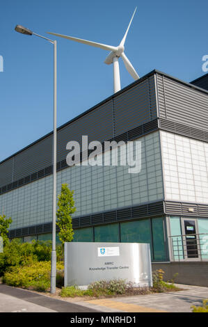 Turbine eoliche al di fuori dell'Advanced Manufacturing Research Centre (AMRC) di Sheffield, Regno Unito, simboleggiano l'energia pulita e l'innovazione sostenibile nel settore industriale Foto Stock