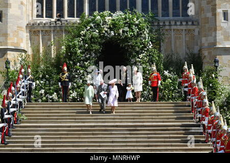 Il Principe di Galles e la duchessa di Cornovaglia e Doria Ragland (sinistra), madre della sposa, partono da alla cappella di San Giorgio nel Castello di Windsor dopo le nozze del principe Harry e Meghan Markle. Foto Stock