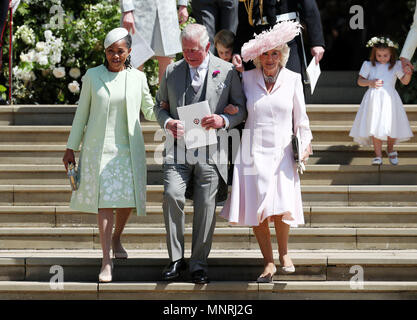 (Sinistra-destra) Ragland Doria, madre della sposa, il Principe di Galles e la duchessa di Cornovaglia a piedi verso il basso le fasi della Cappella di St George nel Castello di Windsor dopo le nozze del principe Harry e Meghan Markle. Foto Stock