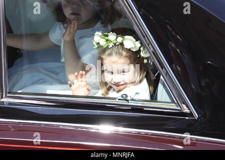 Un fiore ragazza onde per la folla come ella corse in auto per le nozze di alla cappella di San Giorgio nel Castello di Windsor del principe Harry e Meghan Markle. Foto Stock