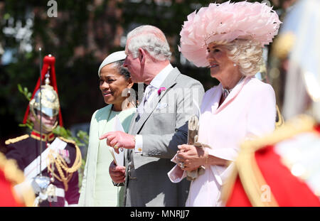 (Sinistra-destra) Ragland Doria, madre della sposa, il Principe di Galles e la duchessa di Cornovaglia a piedi verso il basso le fasi della Cappella di St George nel Castello di Windsor dopo le nozze del principe Harry e Meghan Markle. Foto Stock