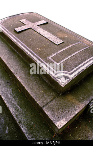 Vecchio cemento grave con piastra di granito con la croce, isolato su bianco Foto Stock