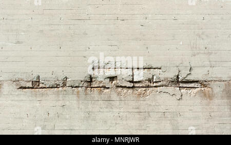 Texture di sfondo di sporco muro di cemento con grande orizzontale crepe e danni nel mezzo. Foto Stock