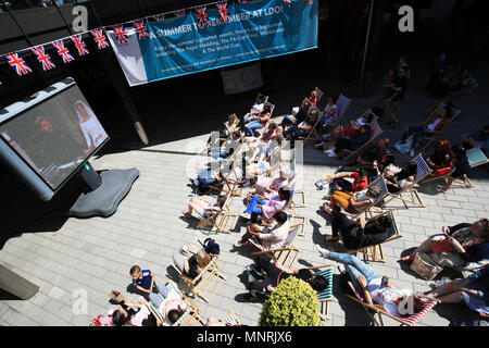 La gente guarda il Royal Wedding dal London Designer Outlet in Wembley Park, vicino allo Stadio di Wembley, il luogo di ritrovo per gli Emirati finale di FA Cup. Picture Data: Sabato 19 Maggio, 2018. Vedere PA storia Royal Wedding. Foto di credito dovrebbe leggere: Adam Davy/PA FILO Foto Stock