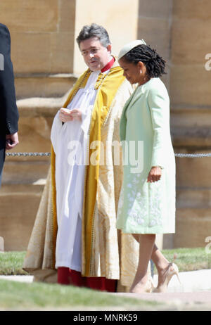 Meghan Markle madre Ragland Doria arriva in corrispondenza alla cappella di San Giorgio nel Castello di Windsor per le nozze del principe Harry e sua figlia. Foto Stock