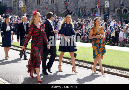 Chelsy Davy (seconda a destra) arriva in corrispondenza alla cappella di San Giorgio al Castello di Windsor per il matrimonio di Meghan Markle e il principe Harry. Foto Stock