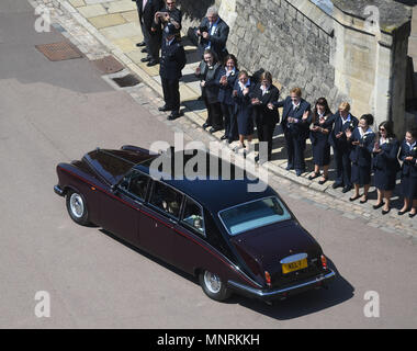 La Principessa Charlotte's face coetanei fuori dal retro del finestrino di un'automobile come lei arriva in corrispondenza alla cappella di San Giorgio nel Castello di Windsor per le nozze di suo zio, il principe Harry a Meghan Markle. Foto Stock