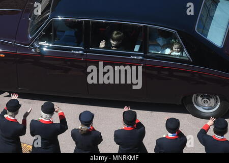 La Principessa Charlotte's face coetanei fuori dal retro del finestrino di un'automobile come lei arriva in corrispondenza alla cappella di San Giorgio nel Castello di Windsor per le nozze di suo zio, il principe Harry a Meghan Markle. Foto Stock