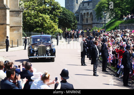 Meghan Markle accompagnata da sua madre, Ms Ragland Doria, arriva al suo matrimonio con il principe Harry in corrispondenza alla cappella di San Giorgio al Castello di Windsor. Foto Stock